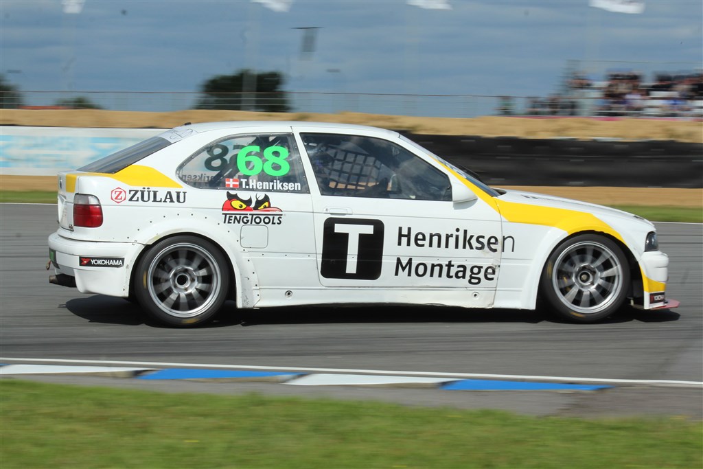 Thue Henriksen skulle vise sig at være forrygende hurtig i BMW 318ti Compact raceren gennem weekenden.
(Foto: JJ Media)